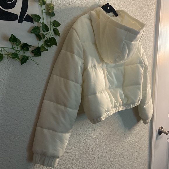White Puffer coat - Picture 9 of 11